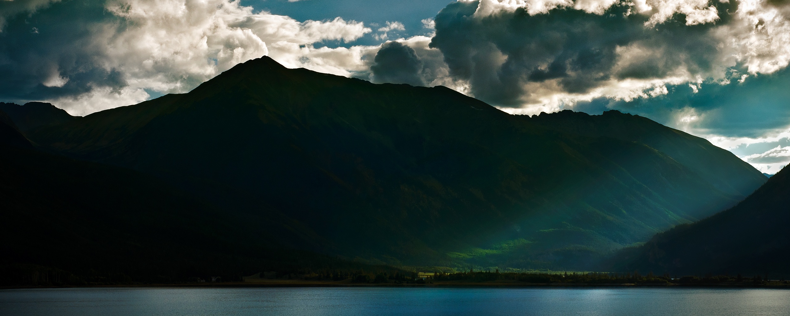 Свет на склонах гор обои