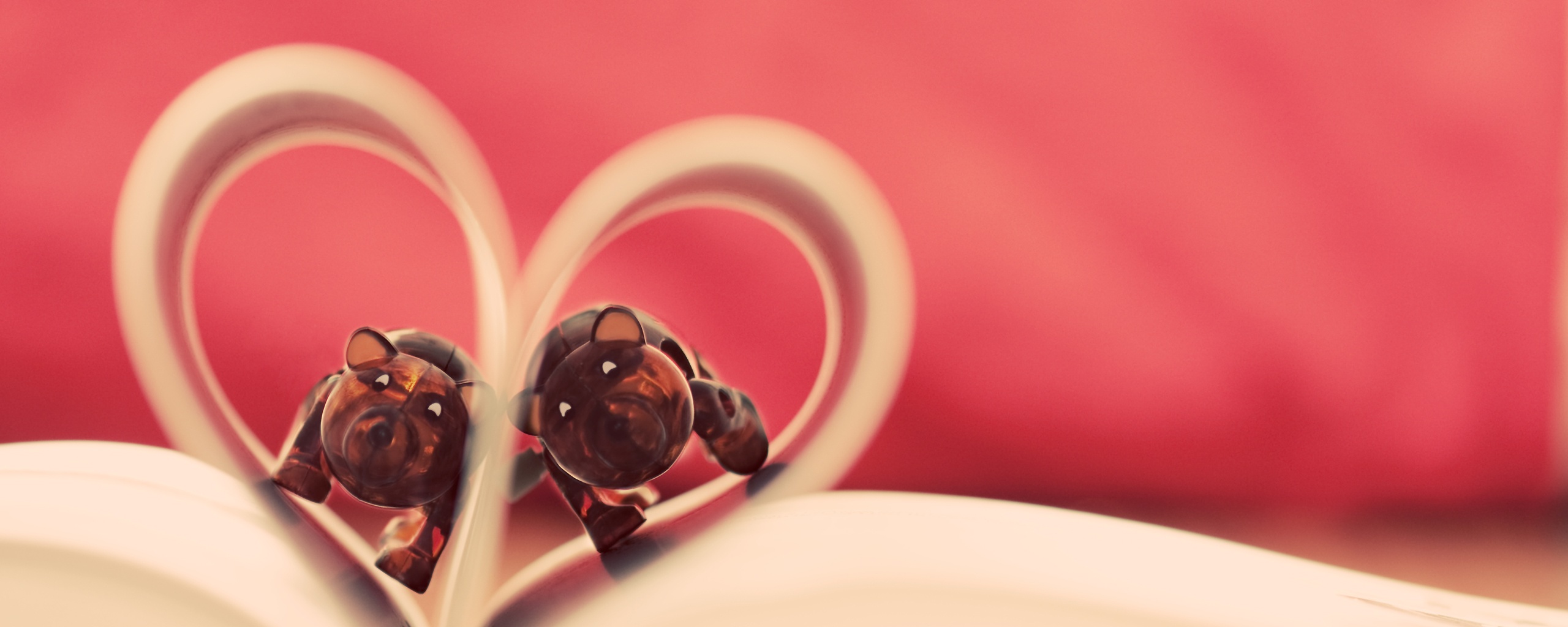 Фигурки мишек в книге обои