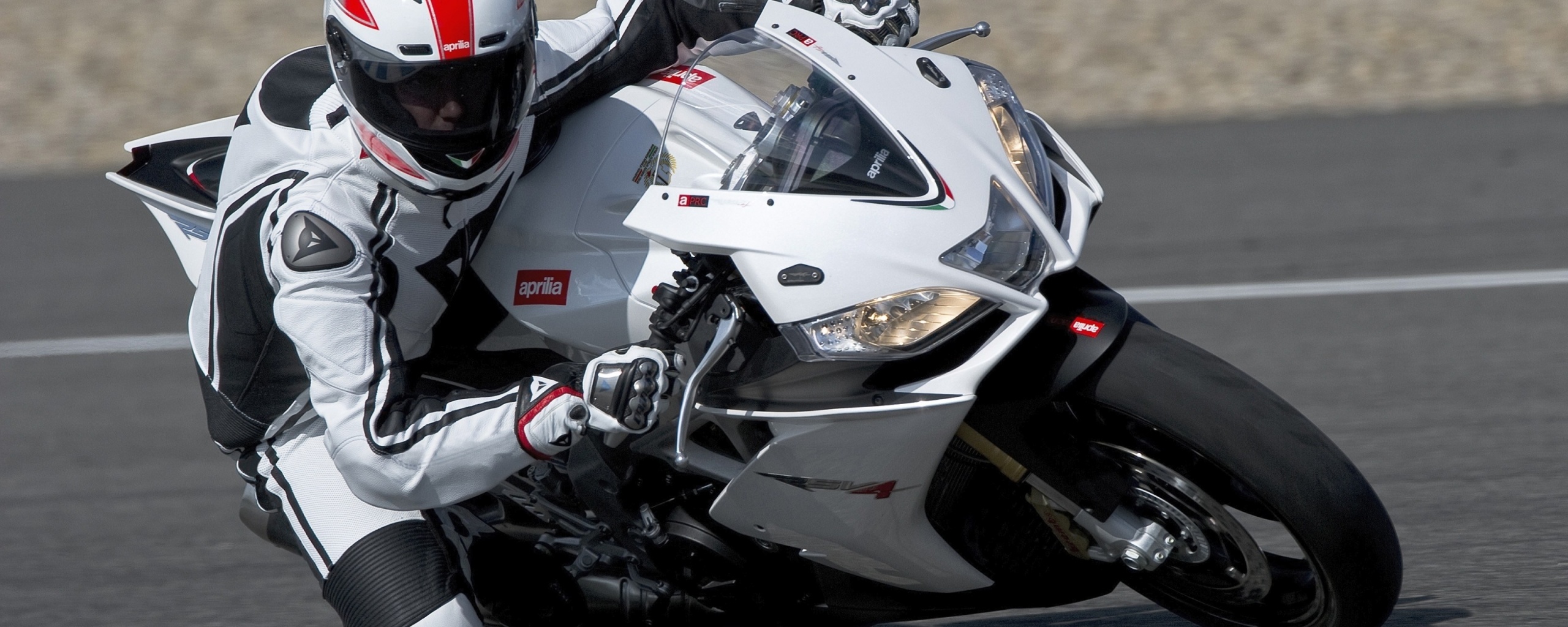 Байкер в белой экиперовкена Априлия РСВ4 обои