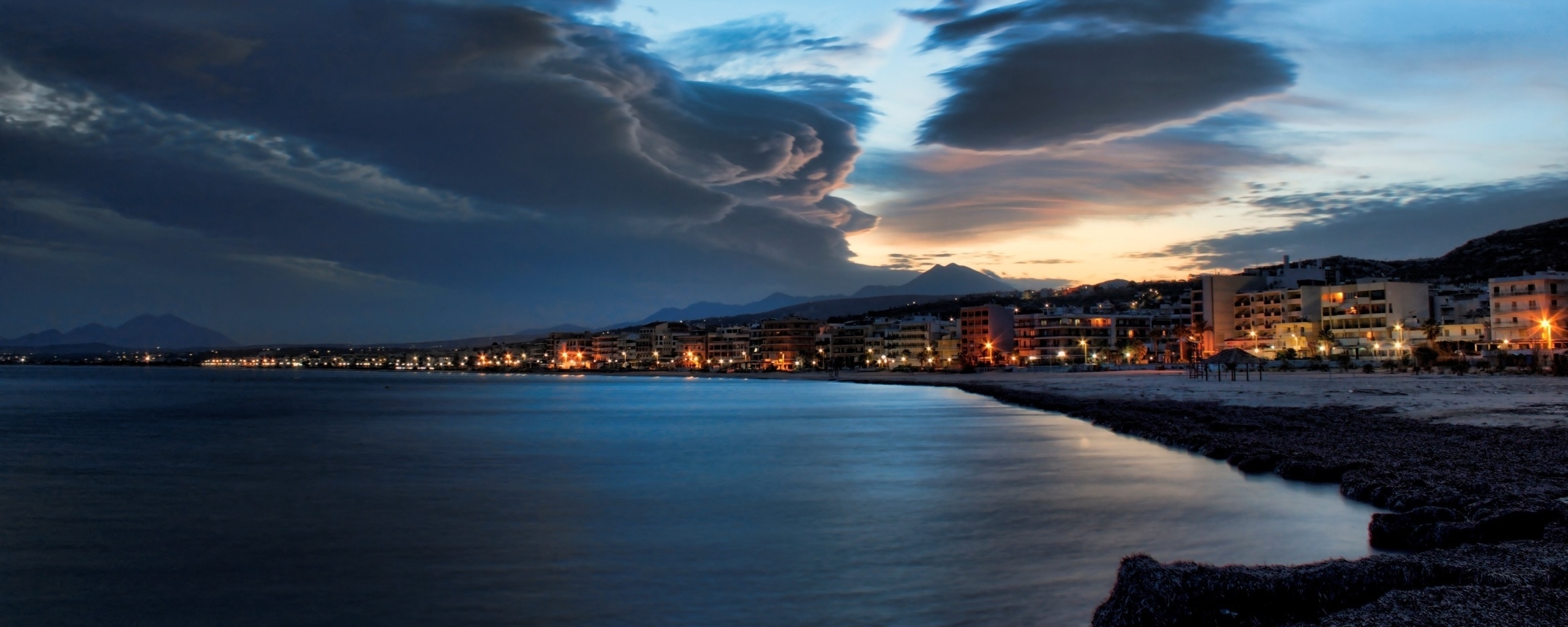 Красивый закат над городом у моря обои