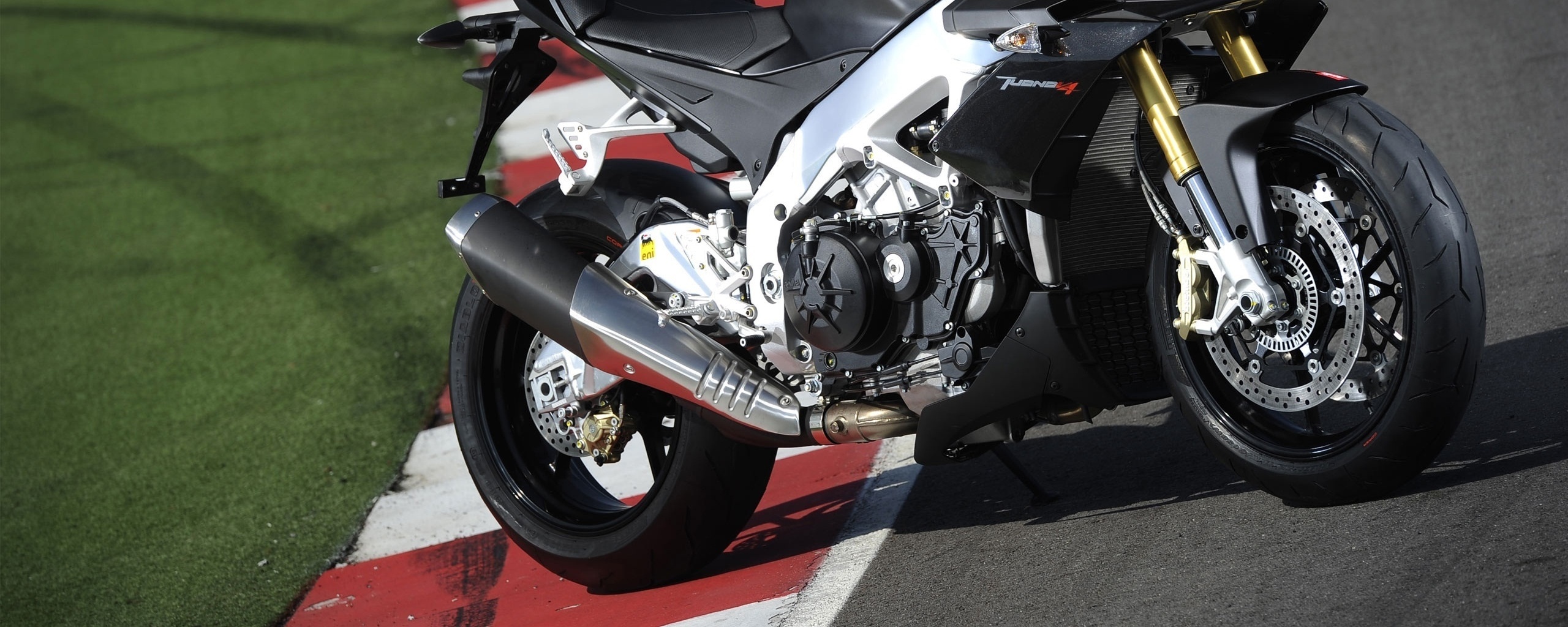 Спортивный мотоцикл Априлия на треке  обои