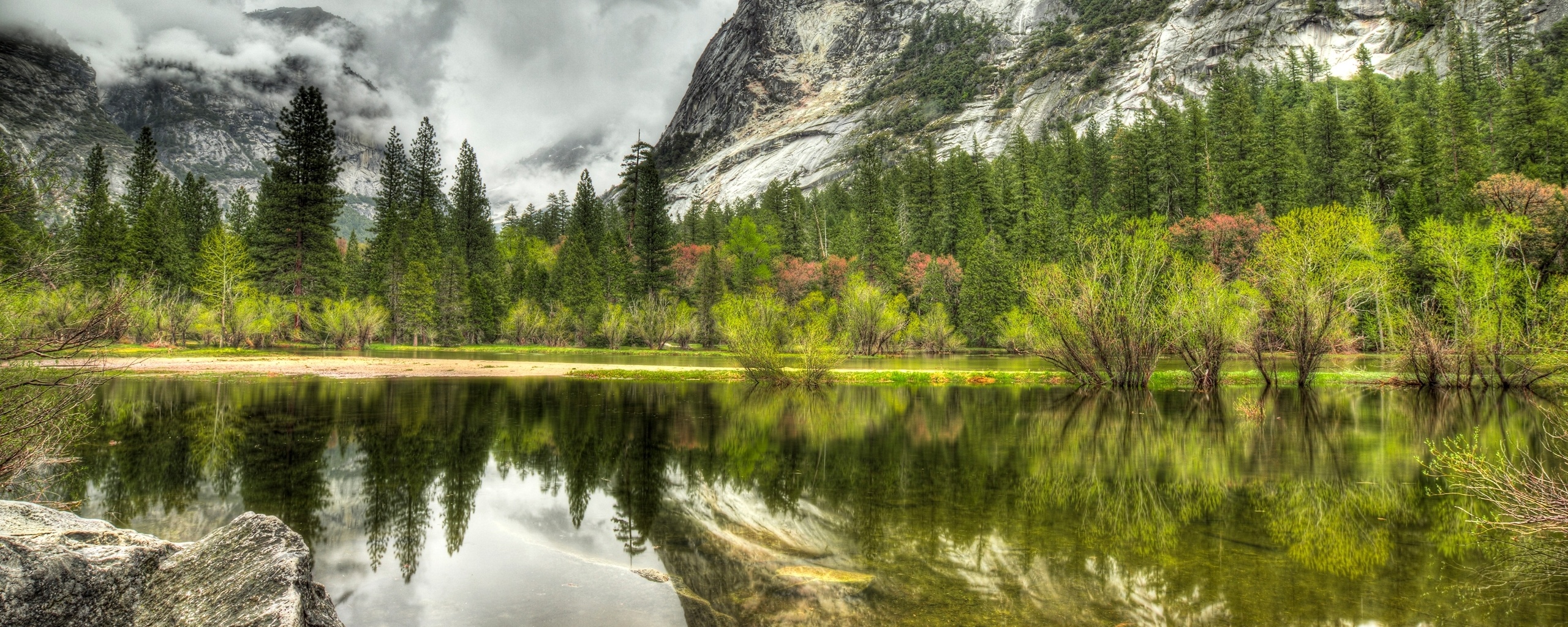 Красивый вид на маленькое горное озеро обои
