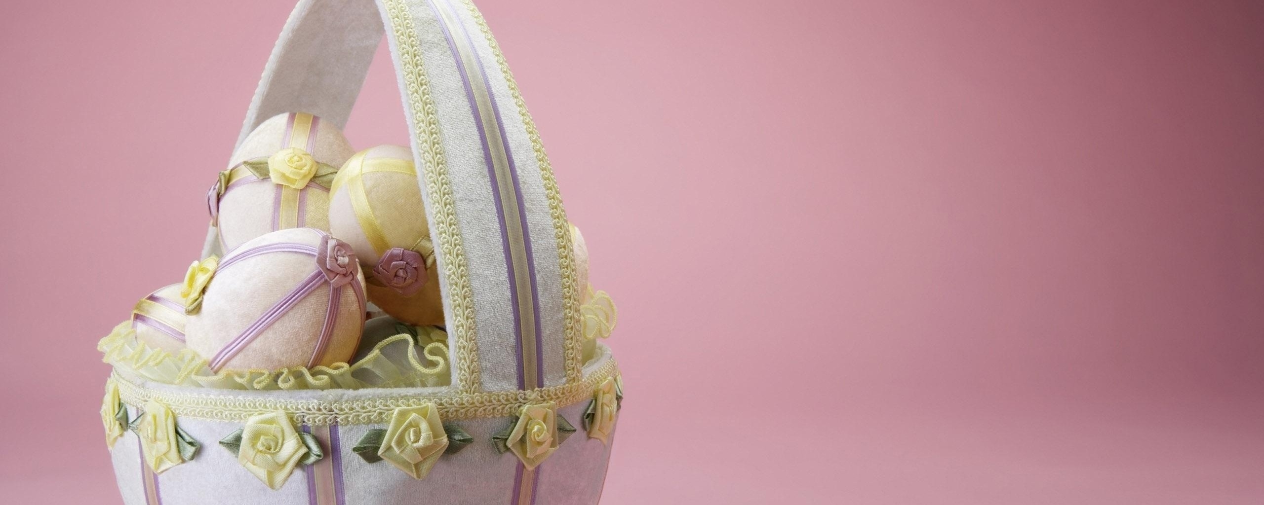 Пасхальная корзина с яйцами обои