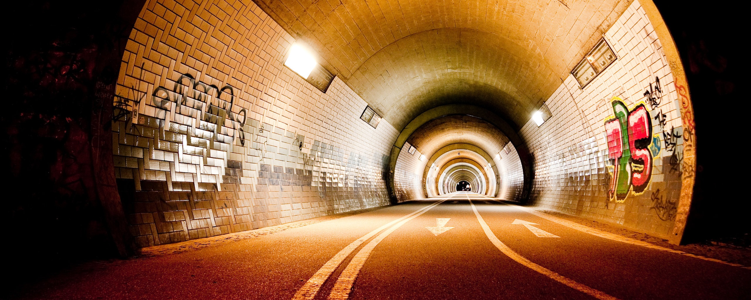 Тоннель и граффити на стенах обои