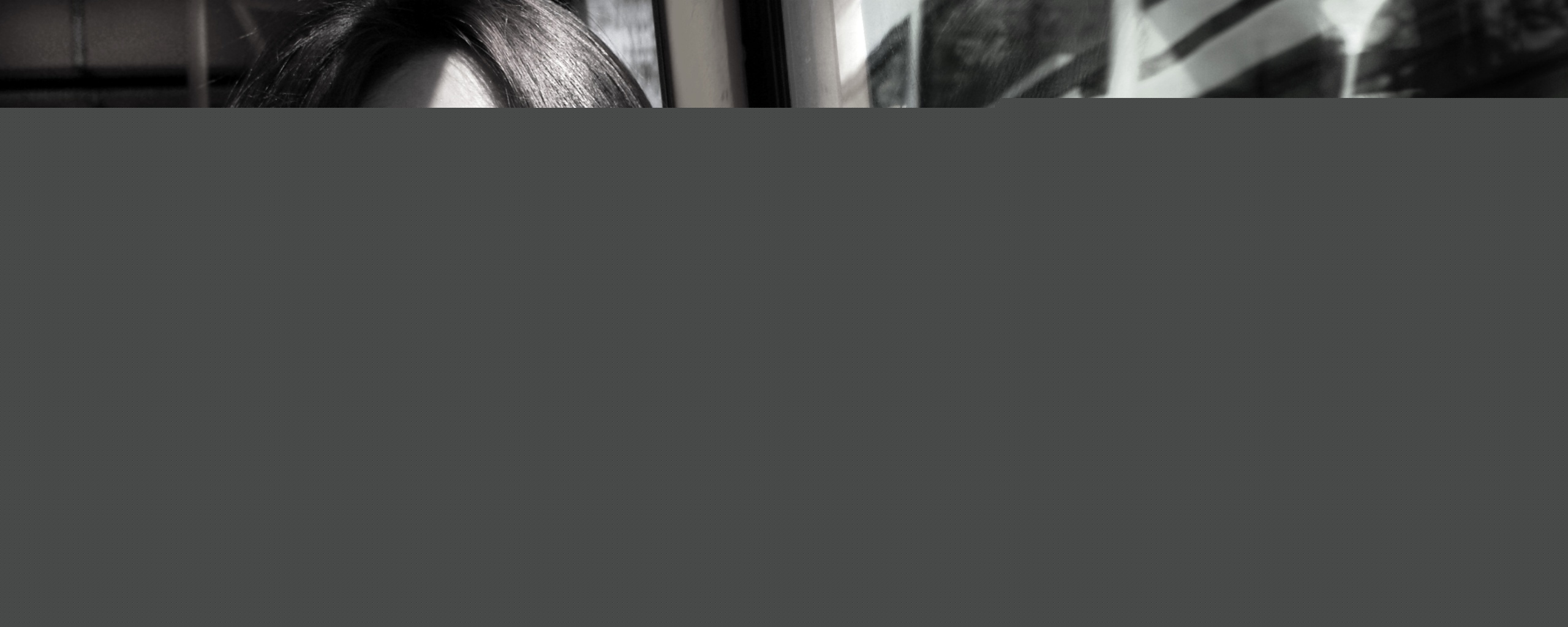 Девушка с закрытыми глазами в электричке обои