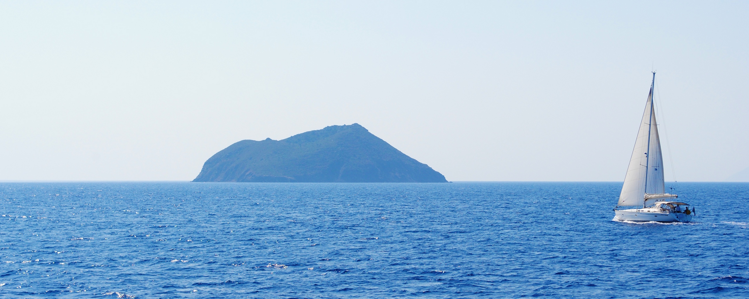 Яхта в море обои