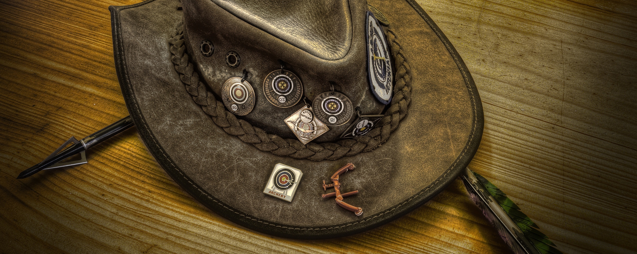 Шляпа и стрелы обои