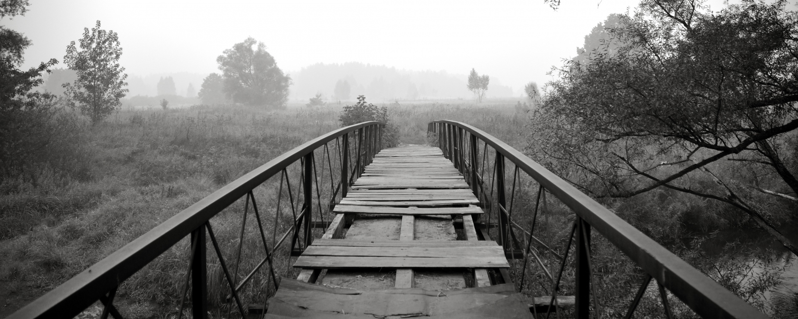 Старый мост на черно-белом фото обои