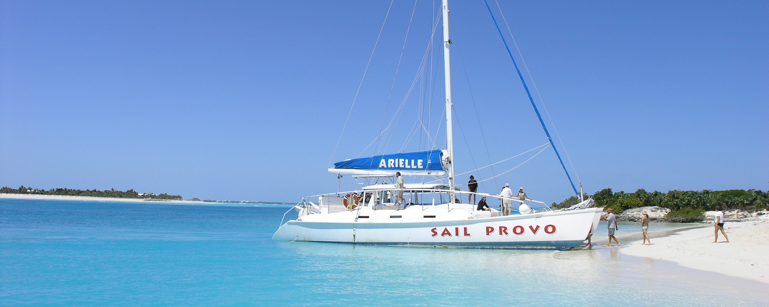 Яхта в голубой лагуне обои