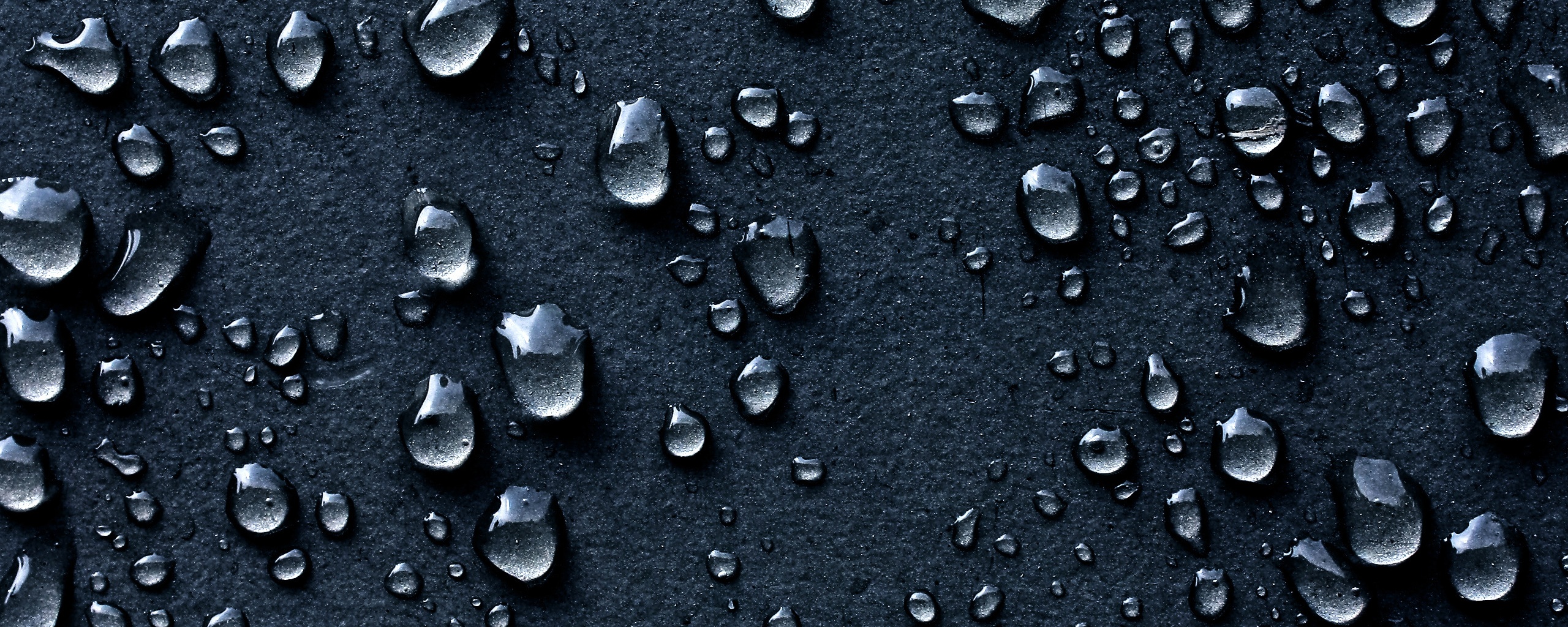 Капли воды на темной поверхности обои