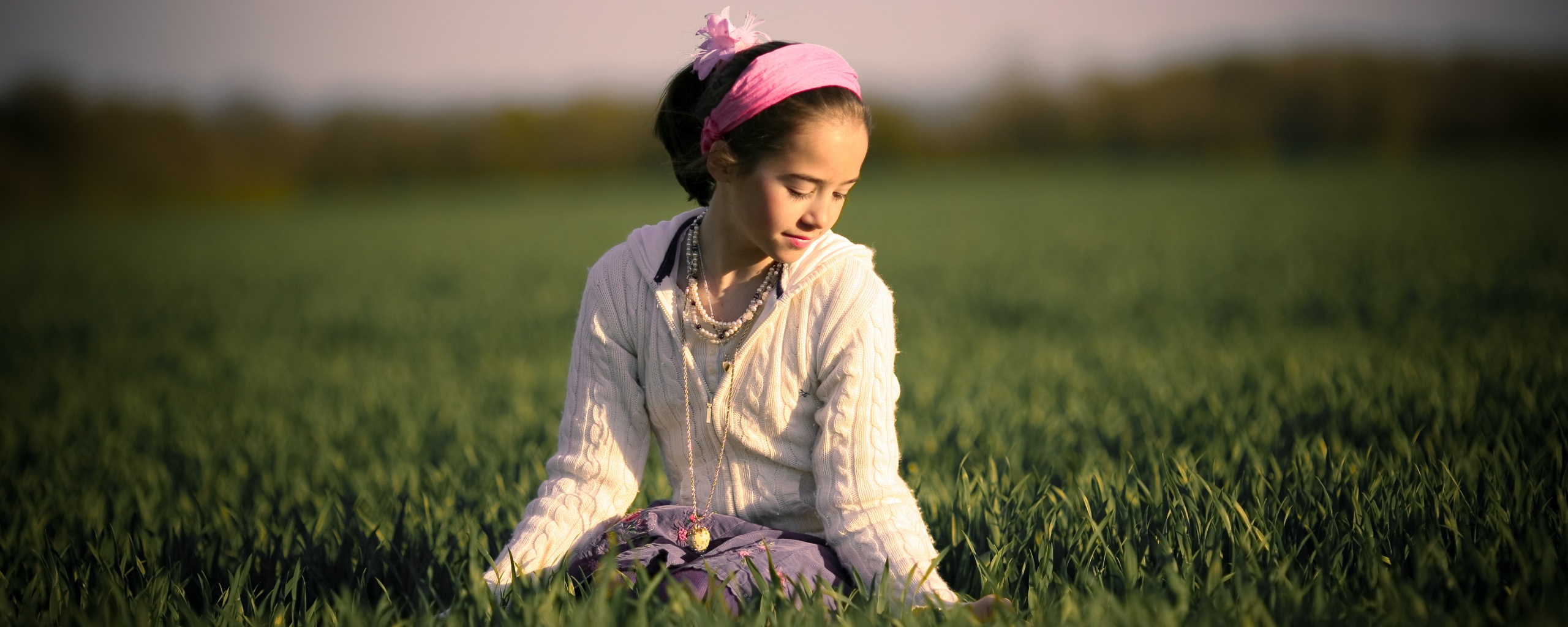 Девочка на траве обои