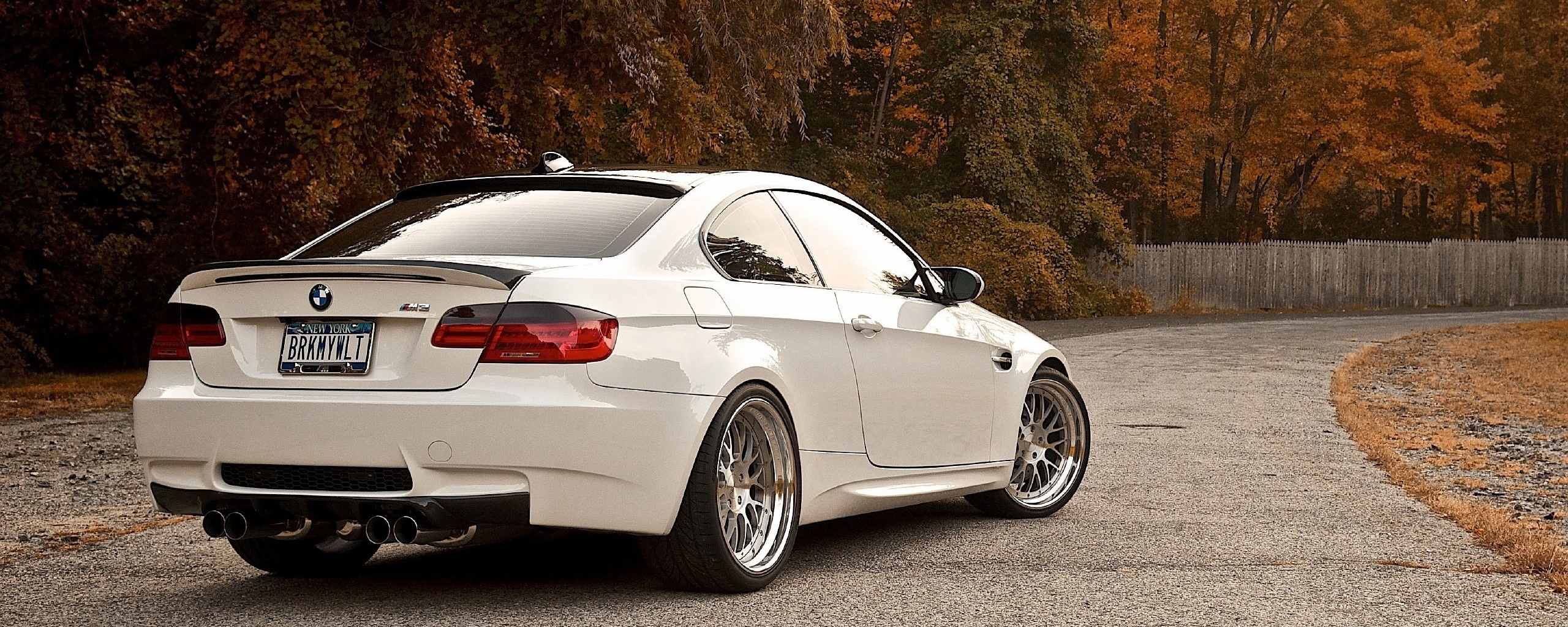 Белый BMW M3 обои