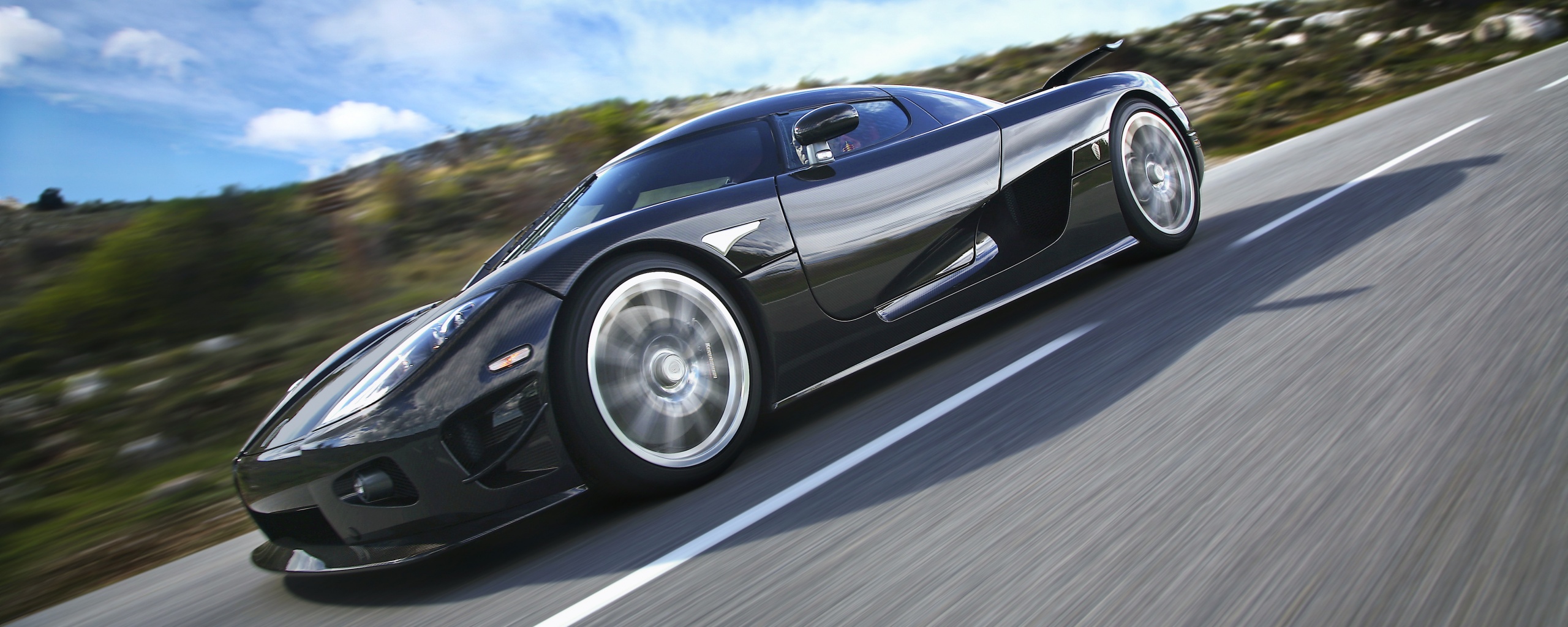 Автомобиль Koenigsegg мчится по трассе обои