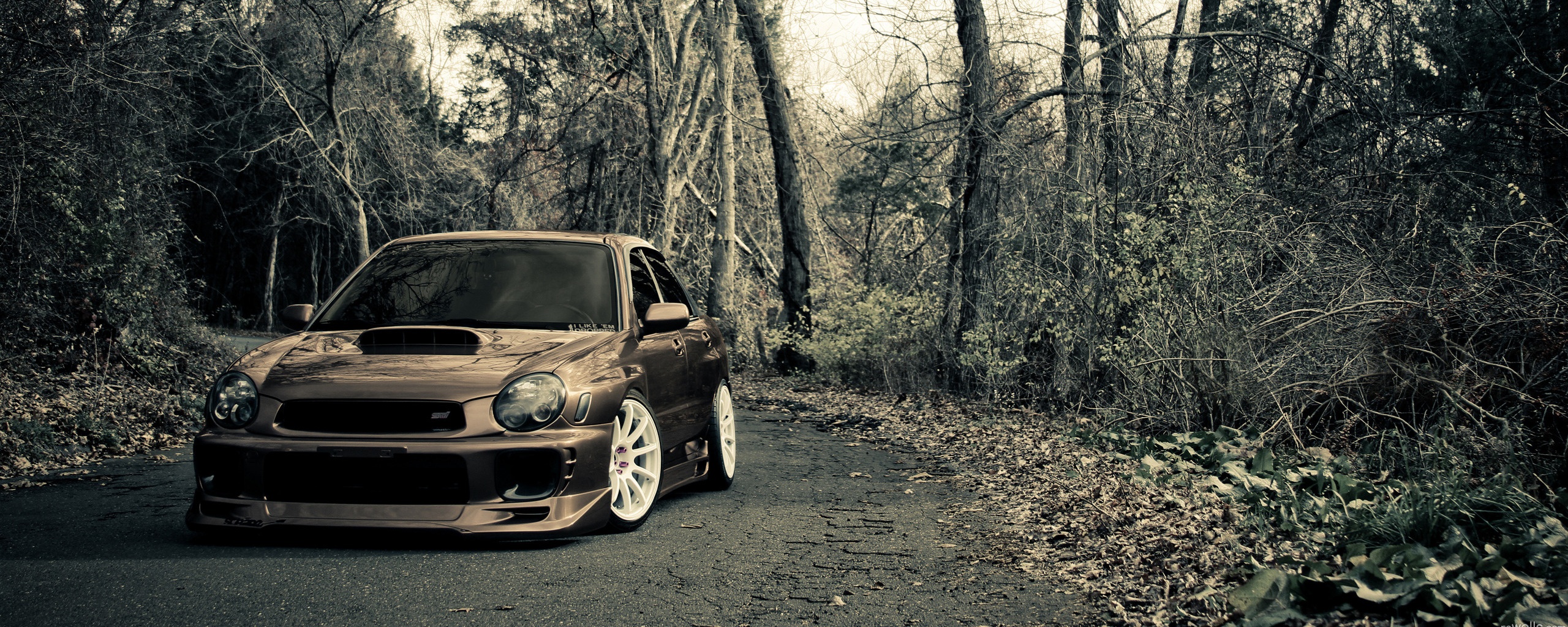 Субару Импреза на лесной дороге обои