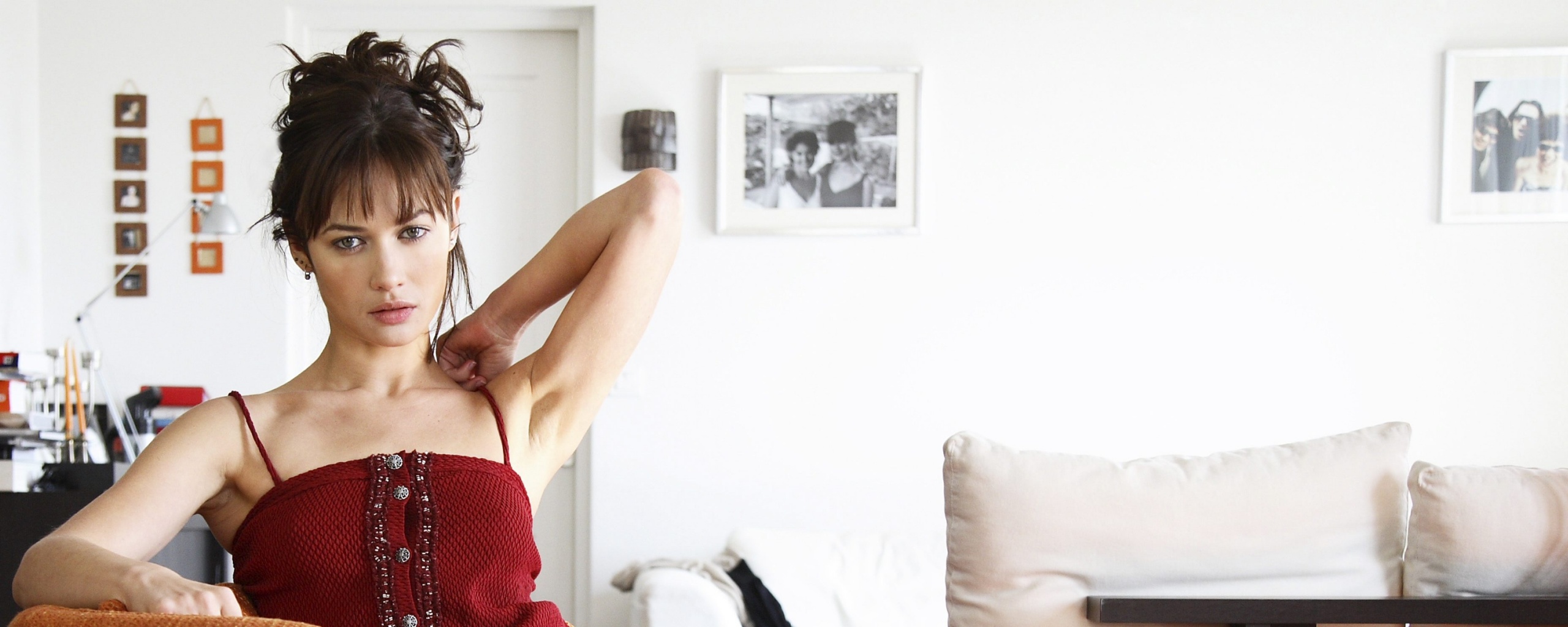 Ольга Куриленко на кресле обои