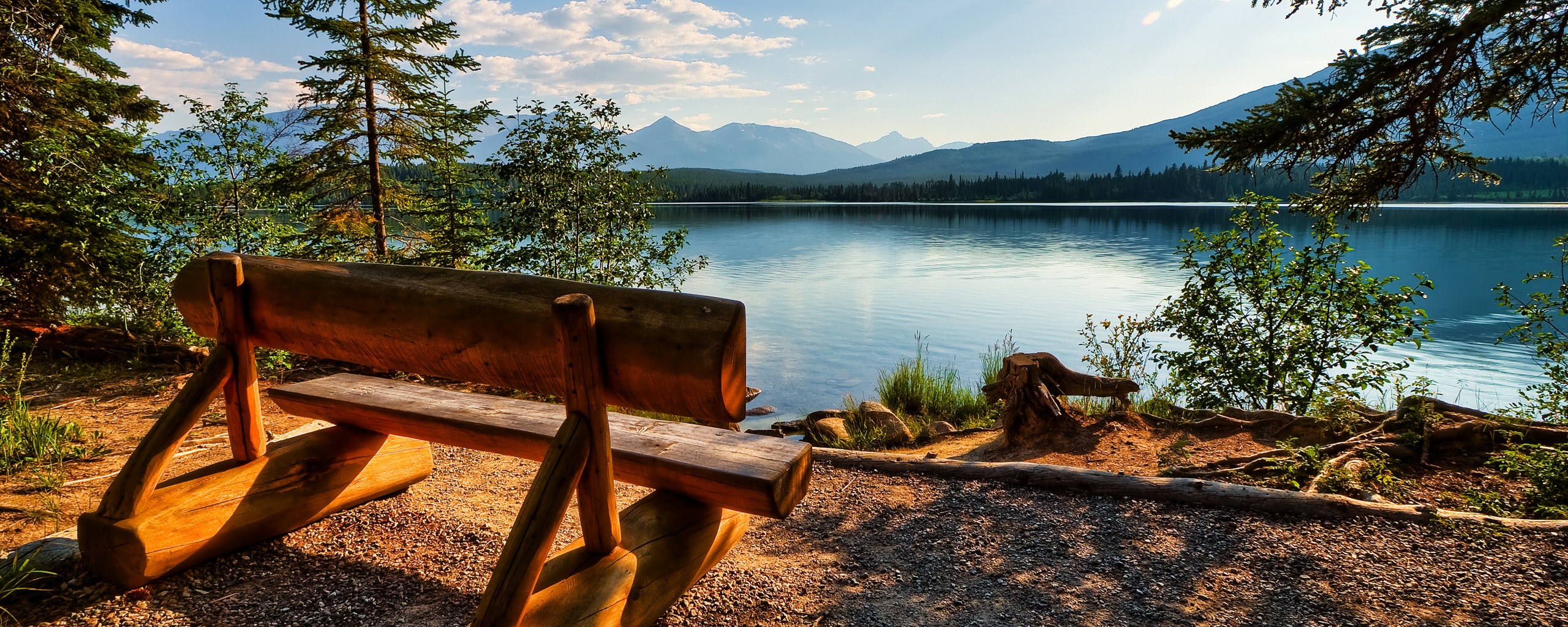 Деревянная скамья на берегу озера обои