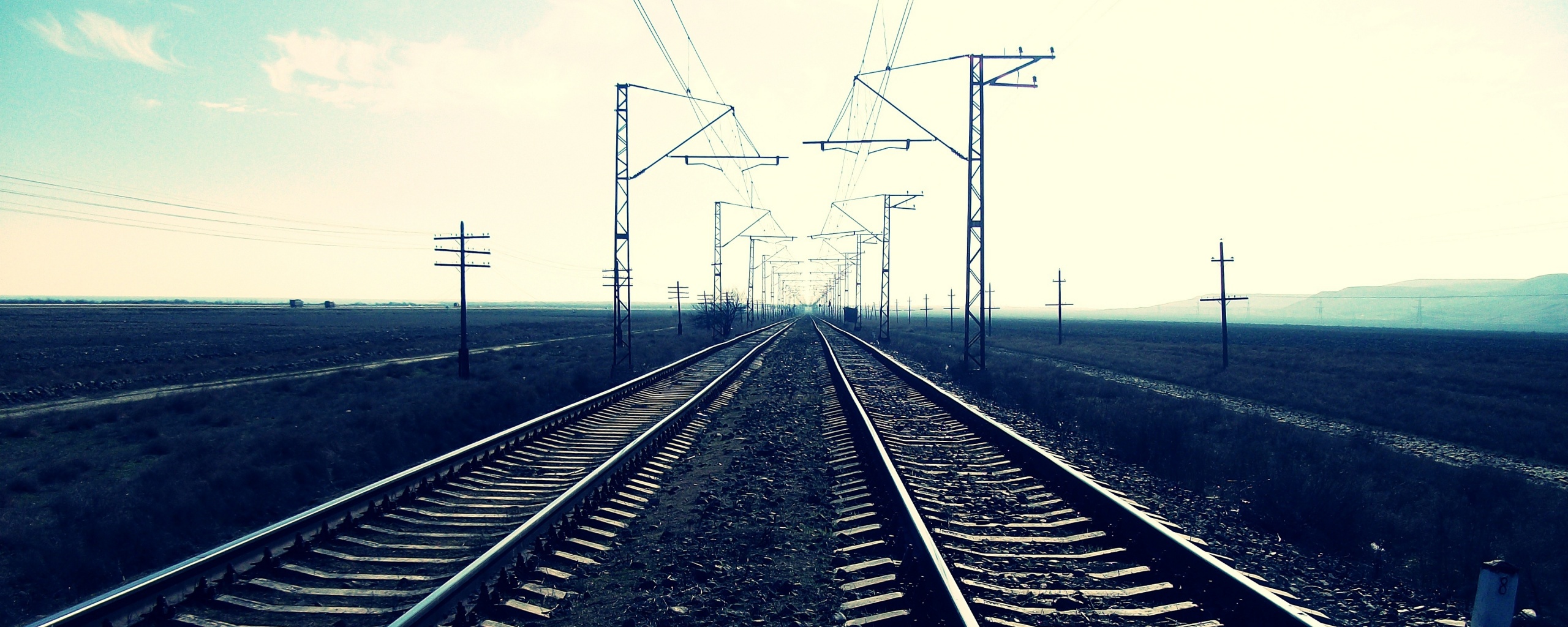 Железная дорога уходит вдаль обои