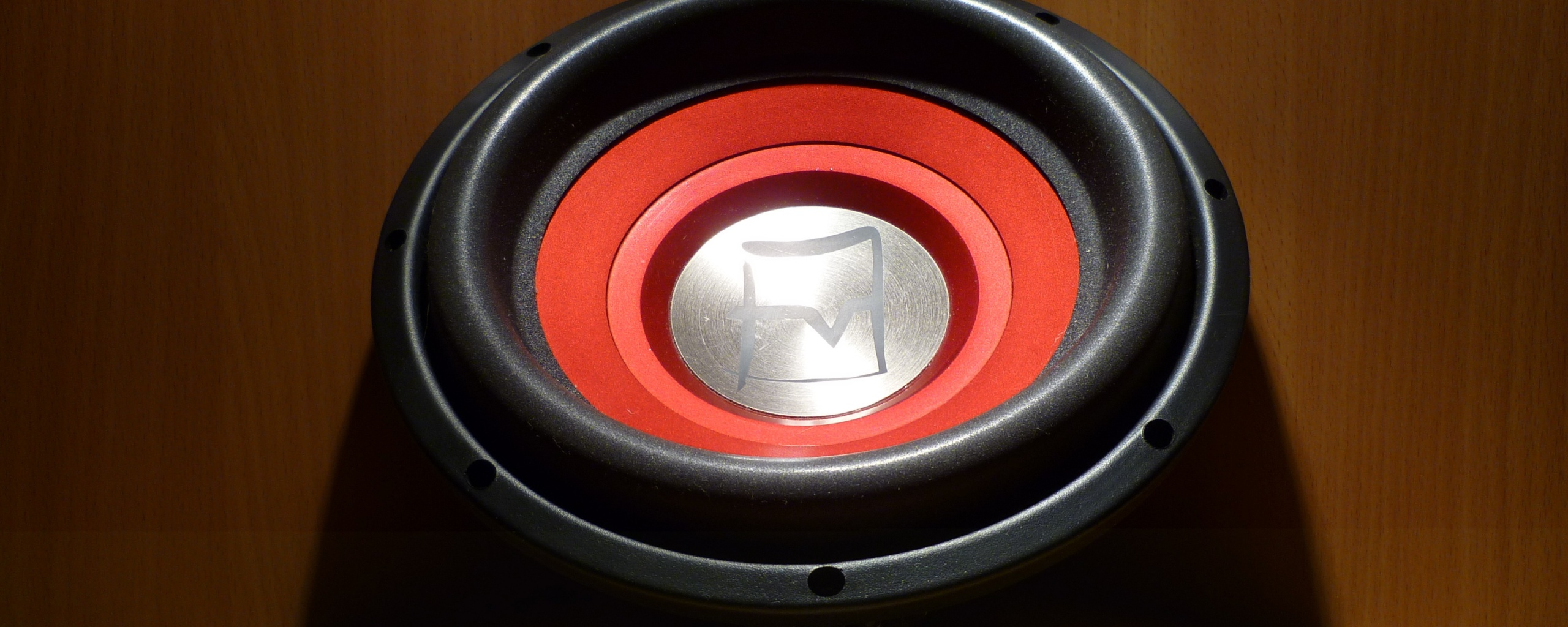 Сабвуфер в углу обои