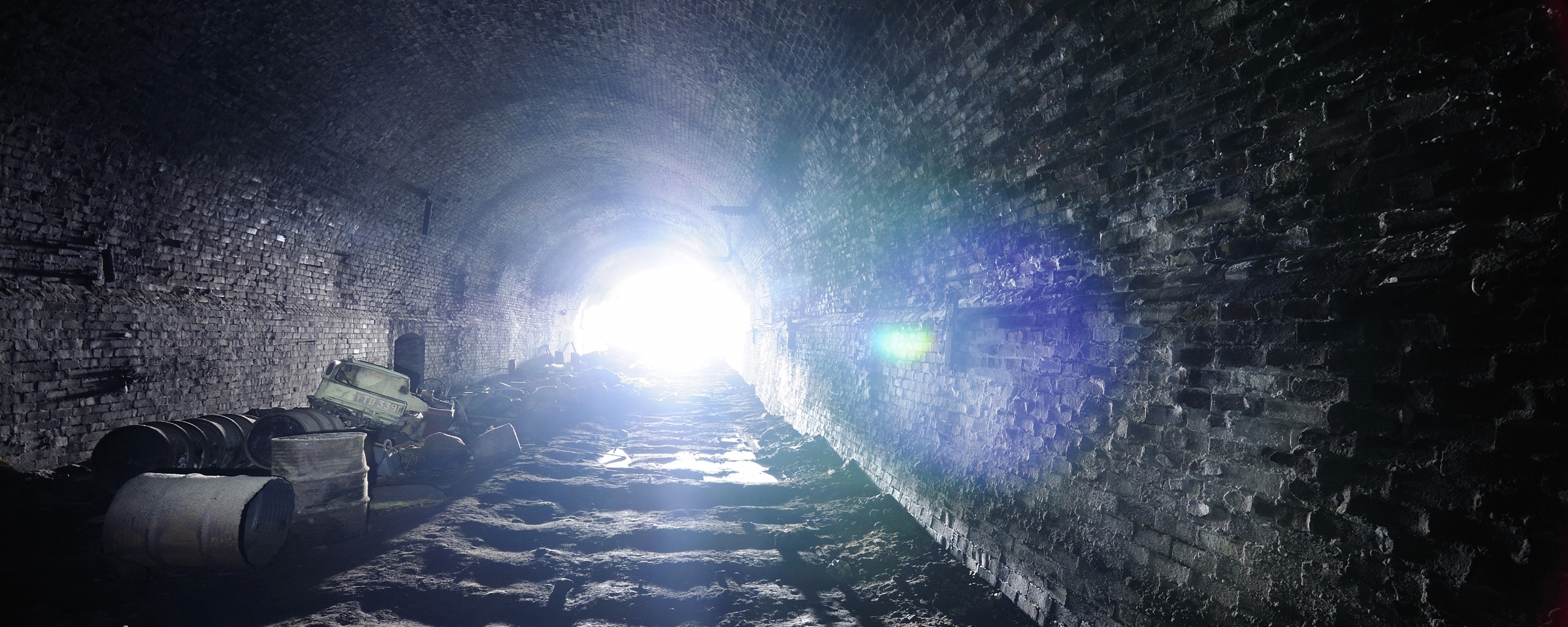 Захламленный тоннель обои