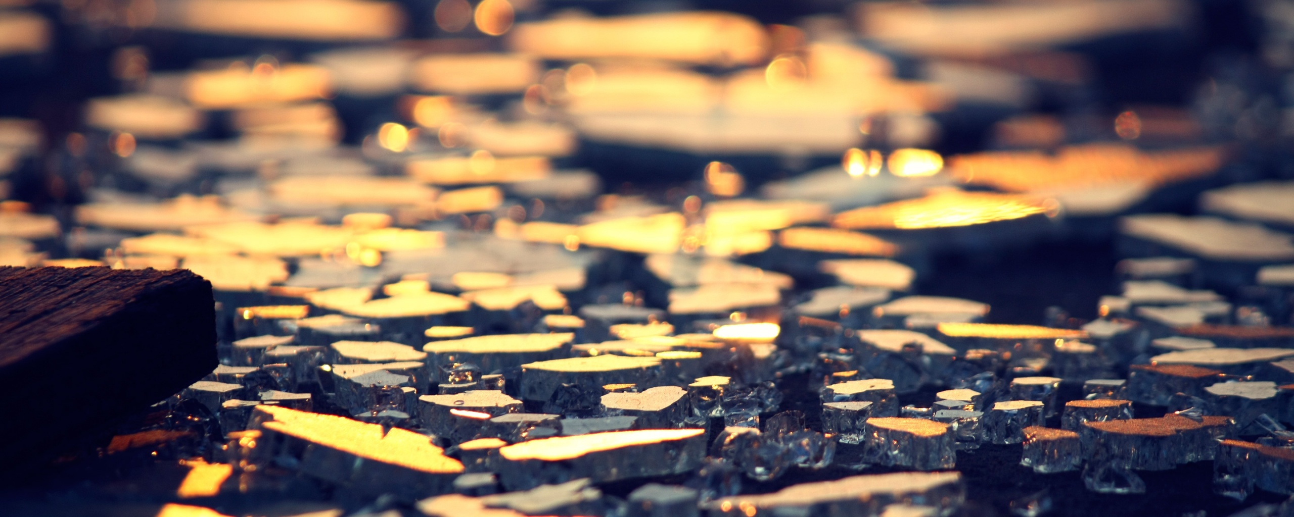 Битое стекло в лучах солнца обои