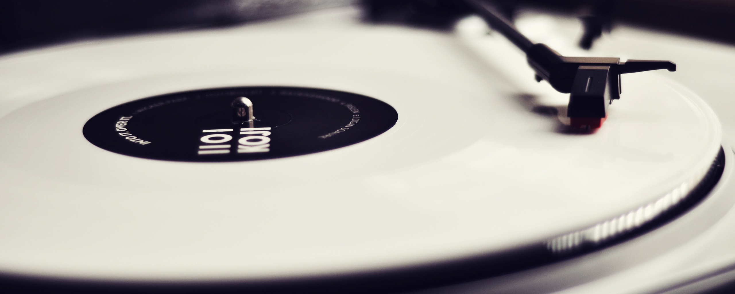 Пластинка на пульте диджея обои