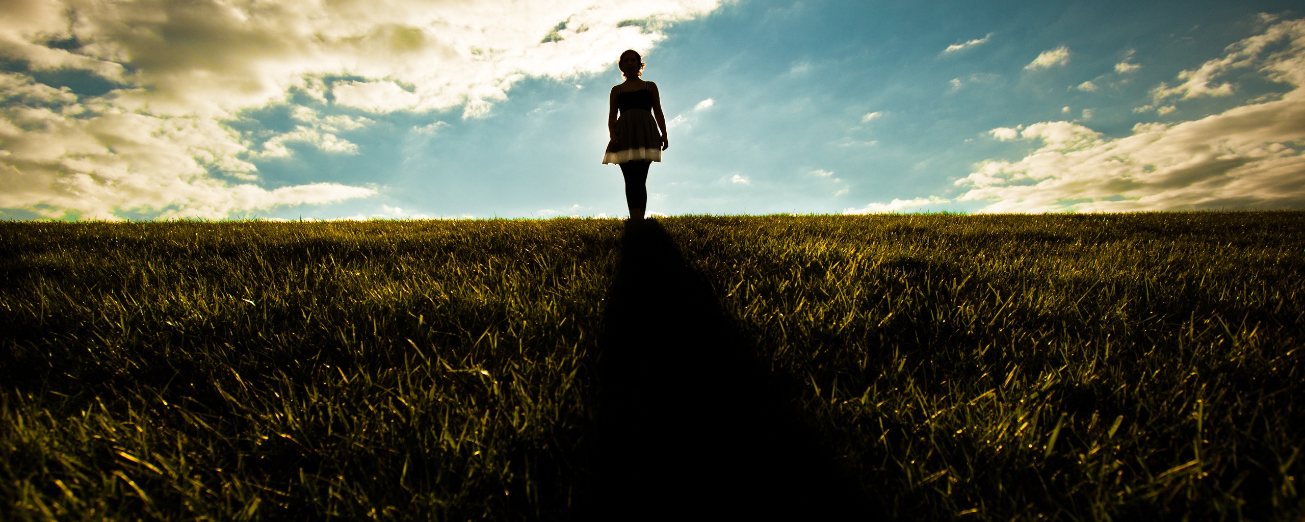 Силуэт девочки на поле обои