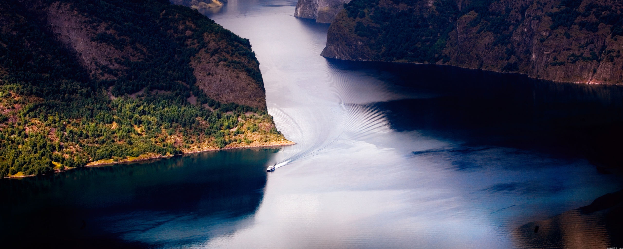 Лодка на реке среди высоких гор обои
