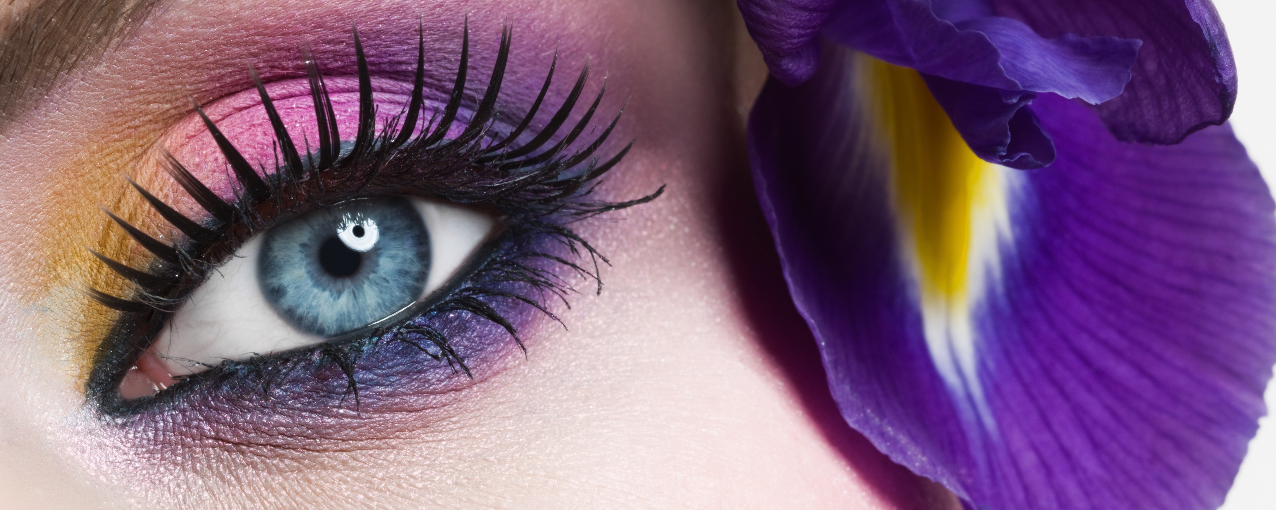 Макияж и цветок обои