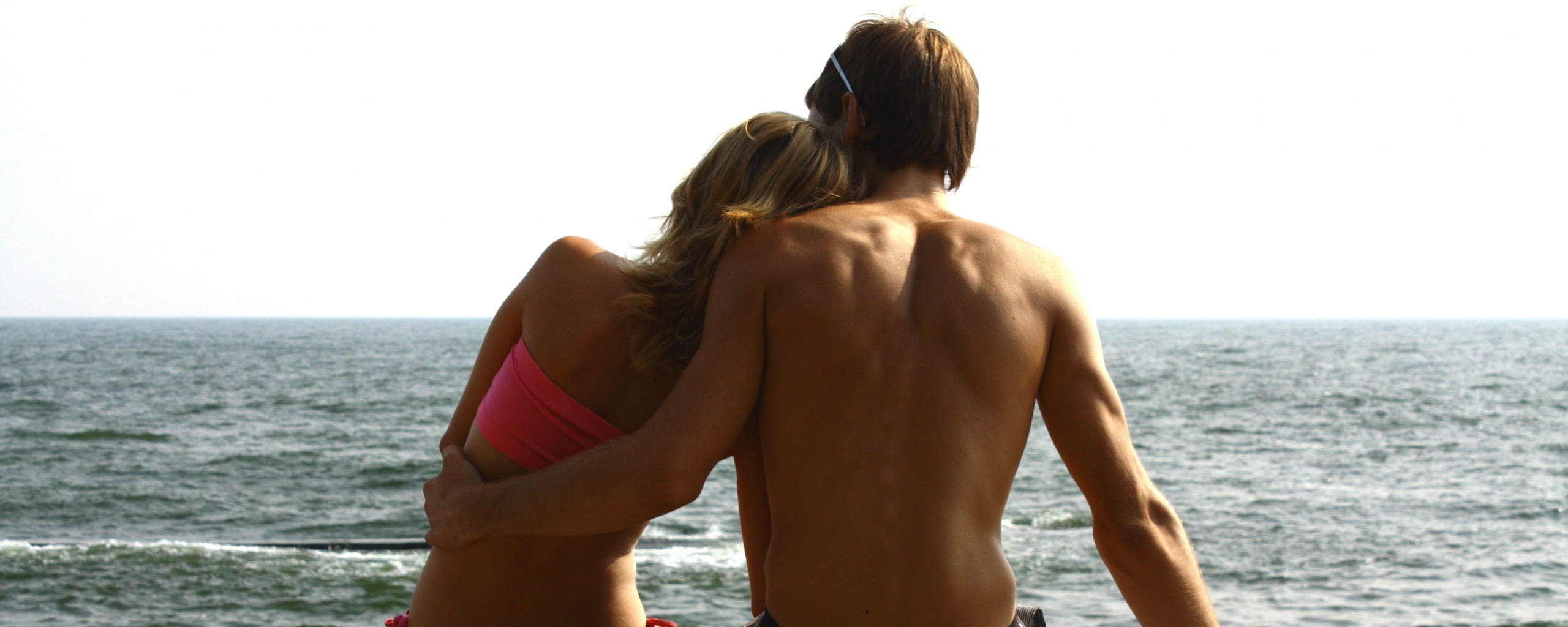 Девушка и парень у моря обои