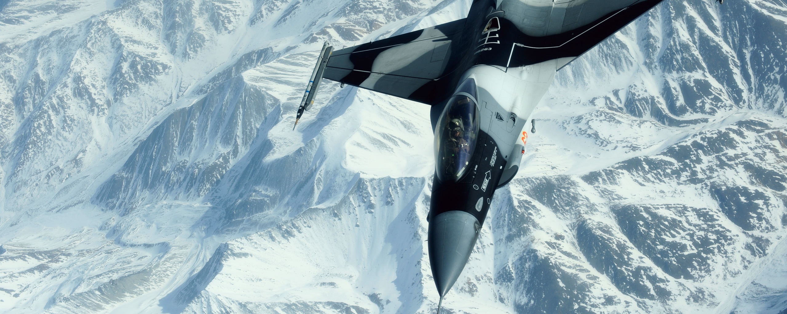 Истребитель над снежными пиками гор обои