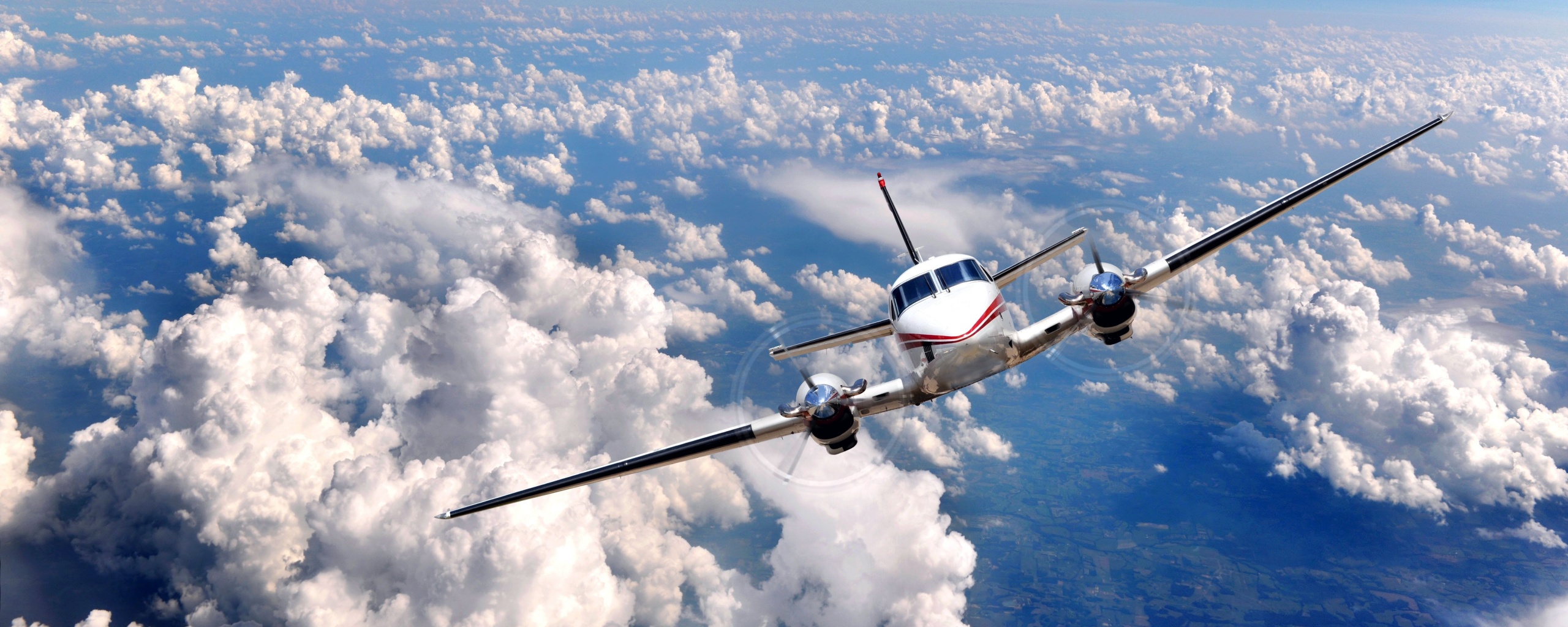 Самолет над облаками обои