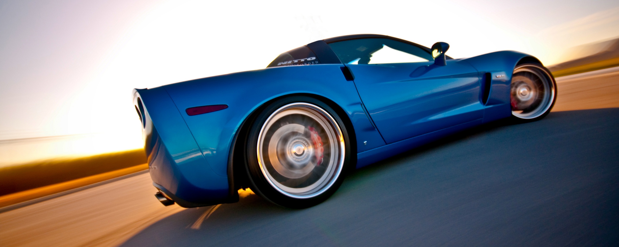 Гоночный спорткар синего цвета обои