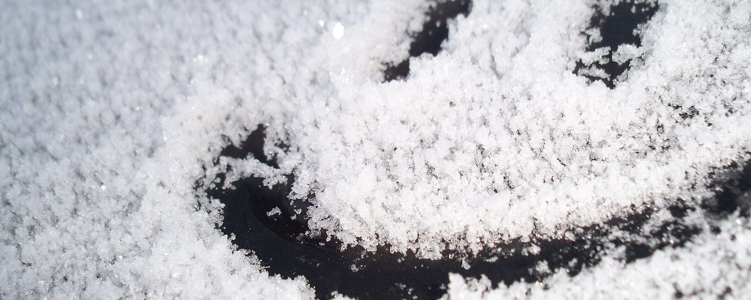 Смайлик на заснеженном стекле обои