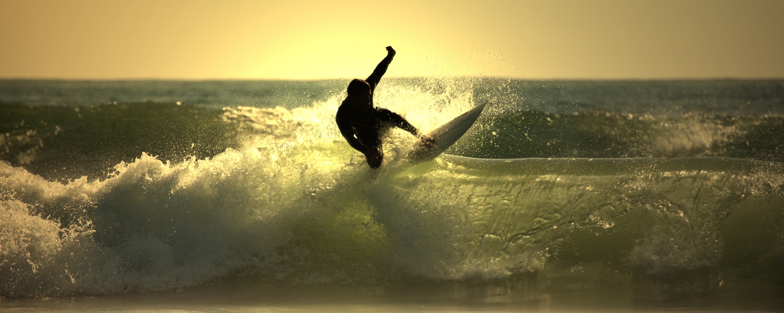 Сёрфер поймал волну обои