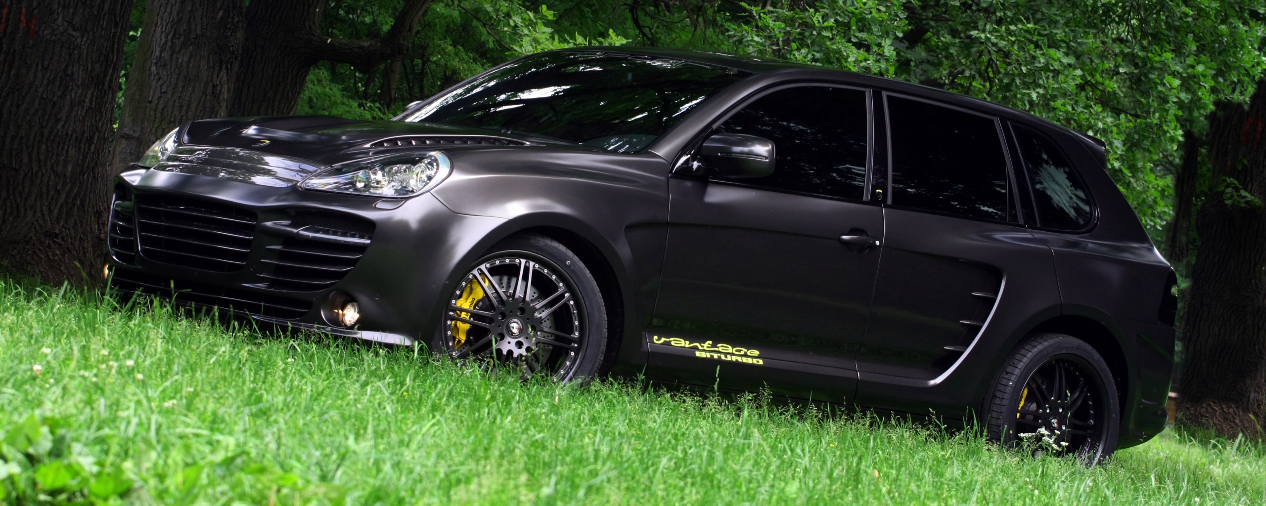 Концепт внедорожника в лесу обои