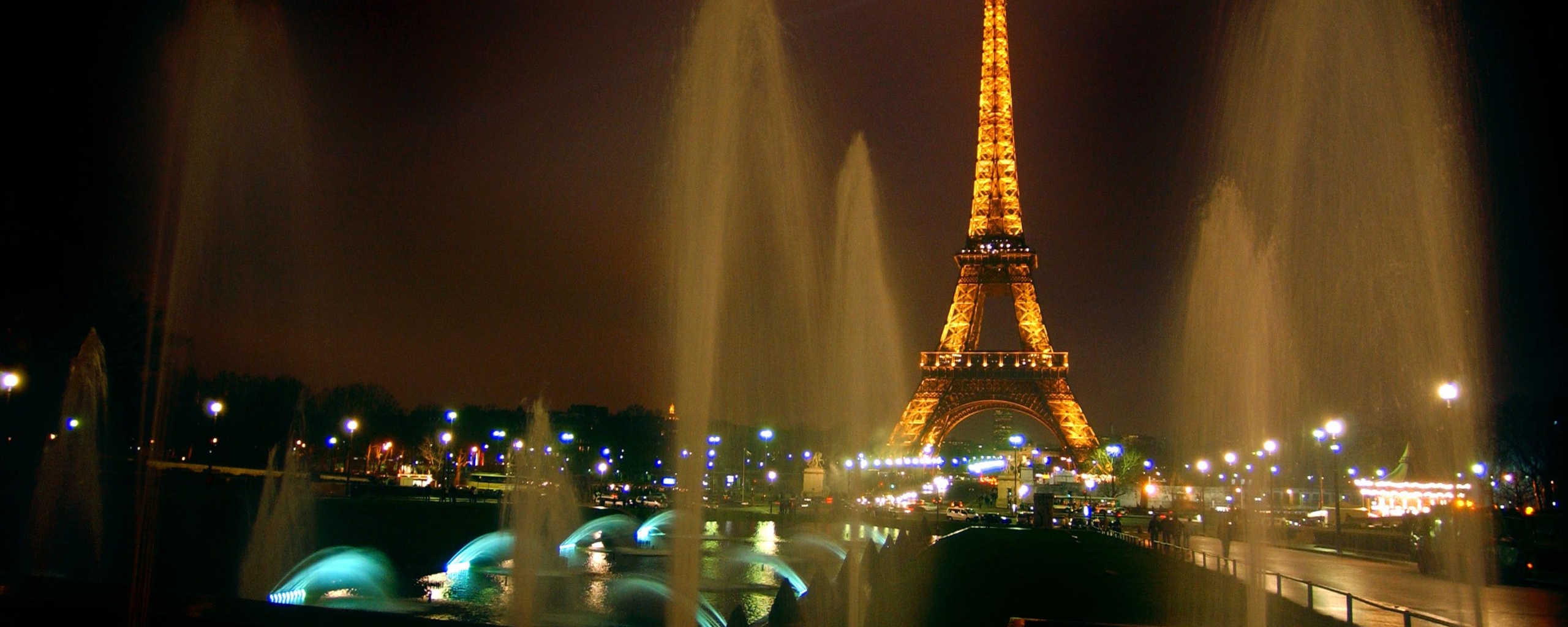 Фонтаны напротив башни Эйфеля обои