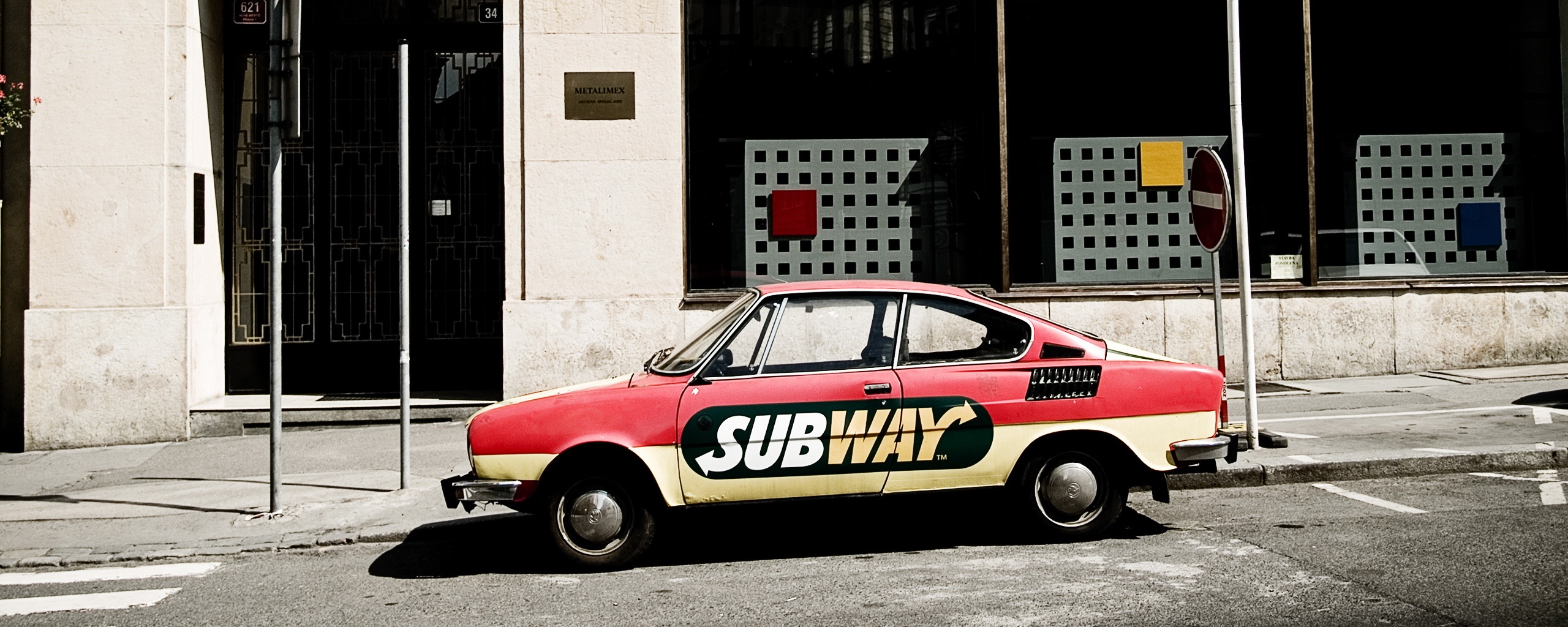 Реклама Subway на машине в Праге обои