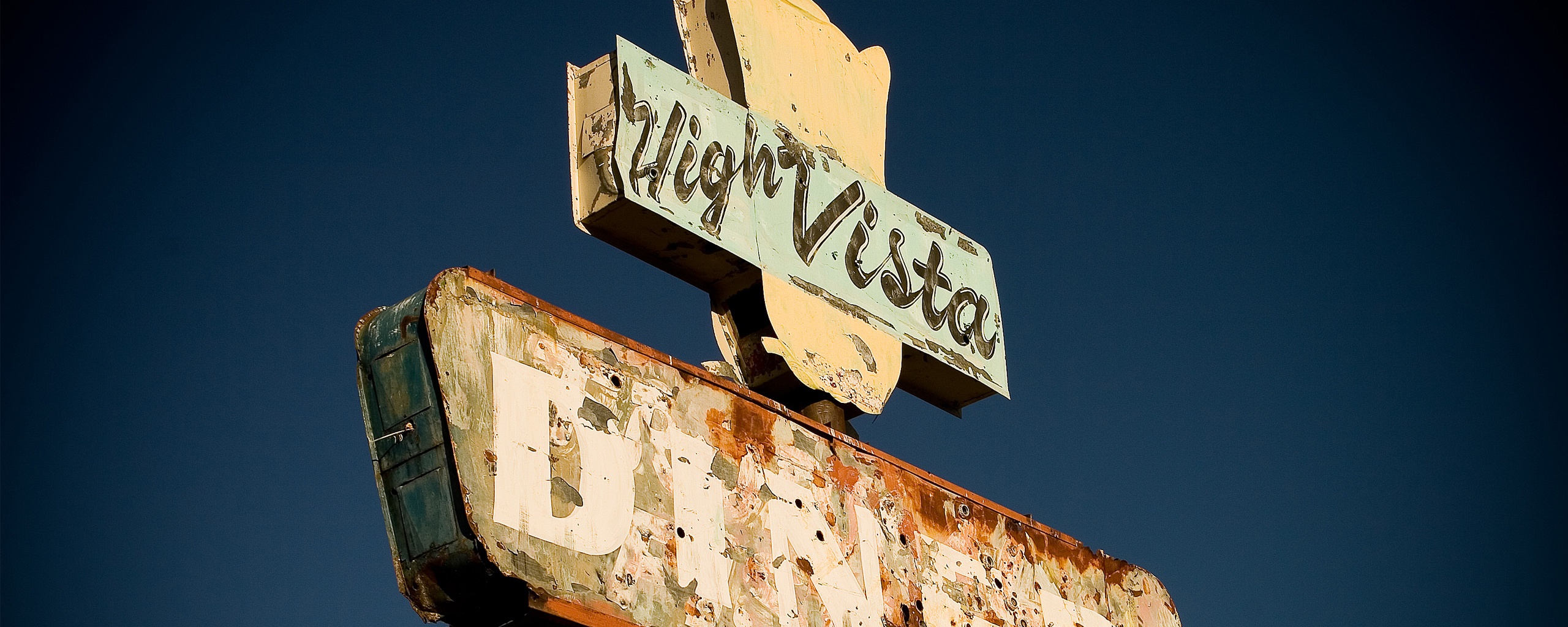 Вывеска заброшенного ресторанчика обои