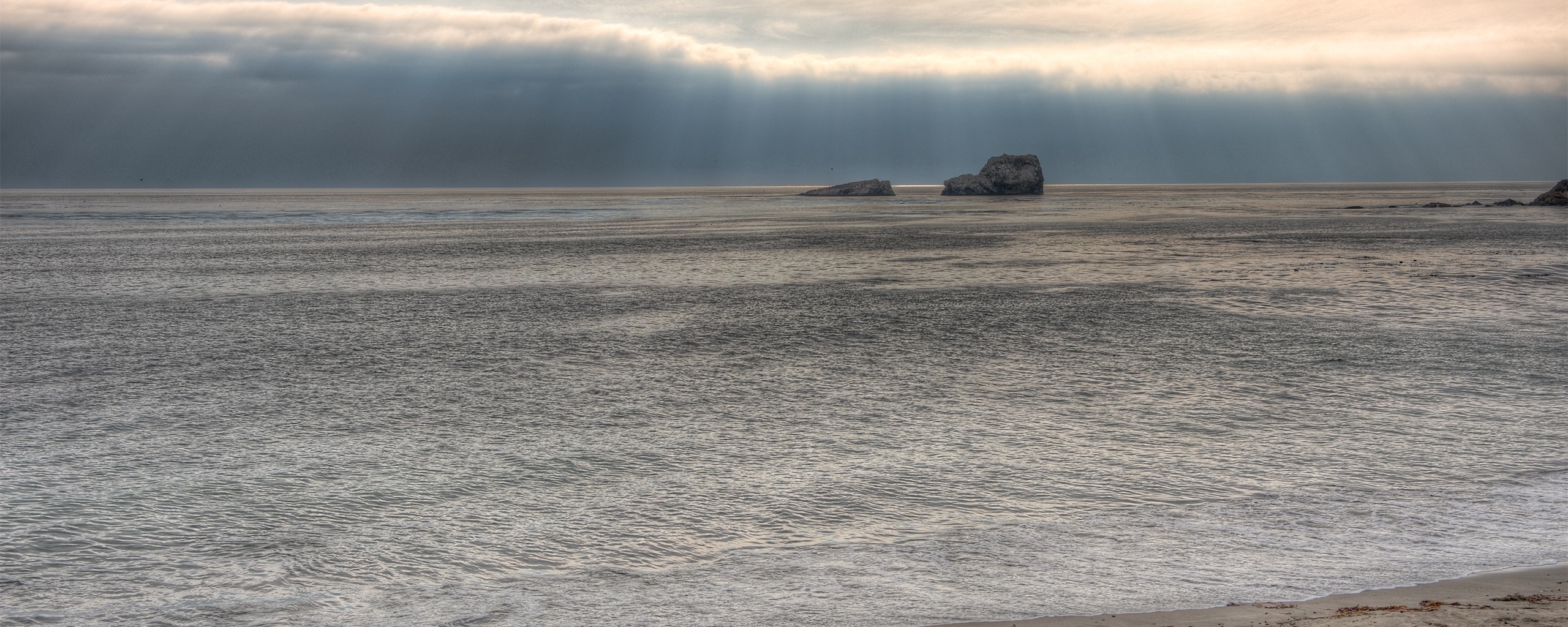 Пляж на фоне светящегосы неба обои