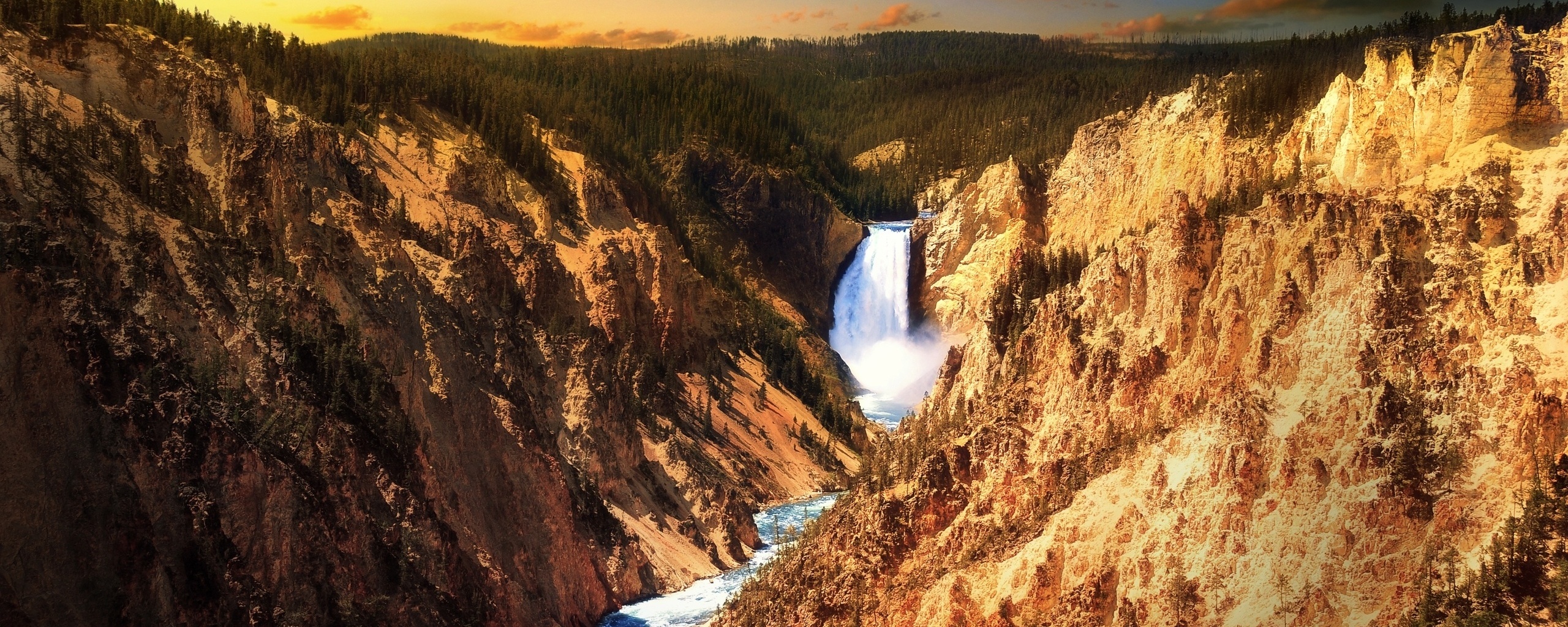 Водопад в скалистой местности обои