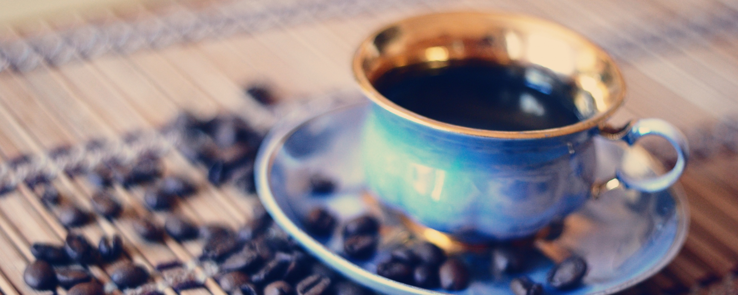 Чашка кофе и немного зерен обои