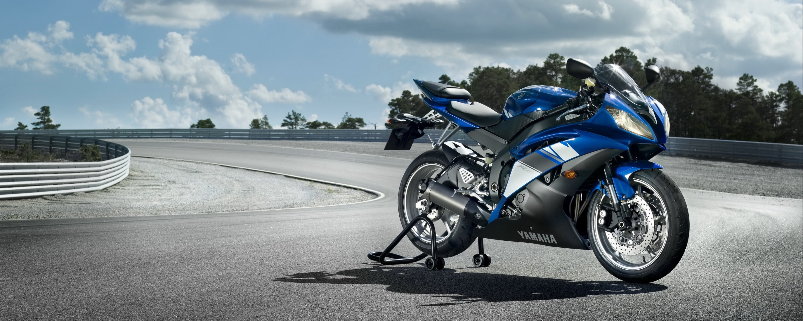 Yamaha R6 на трассе обои