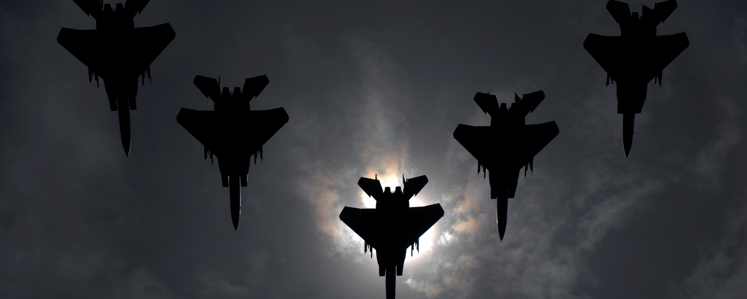 Ряд истрибителей на фоне солнца обои