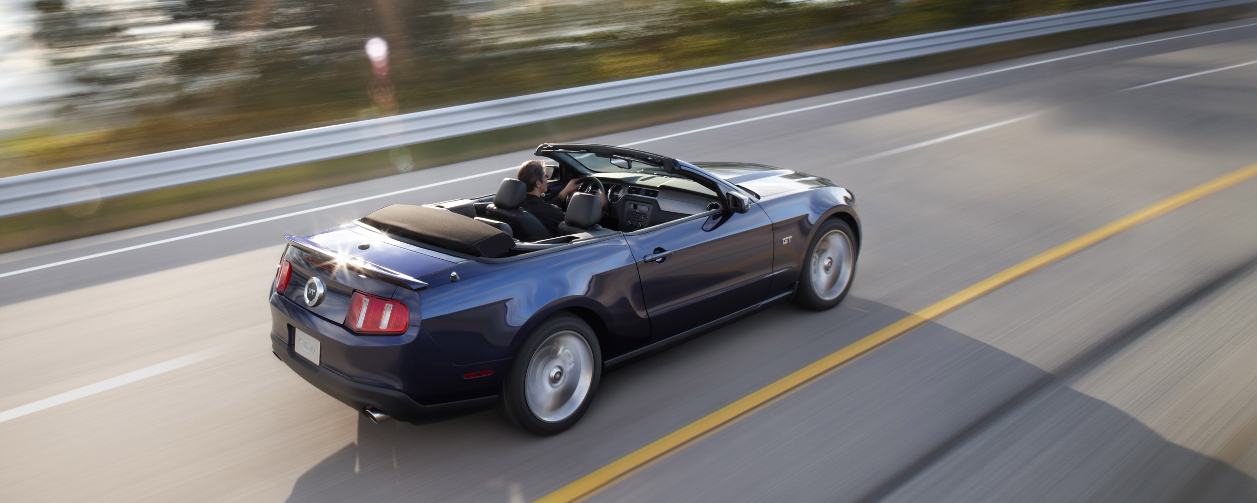 Машина на трассе обои