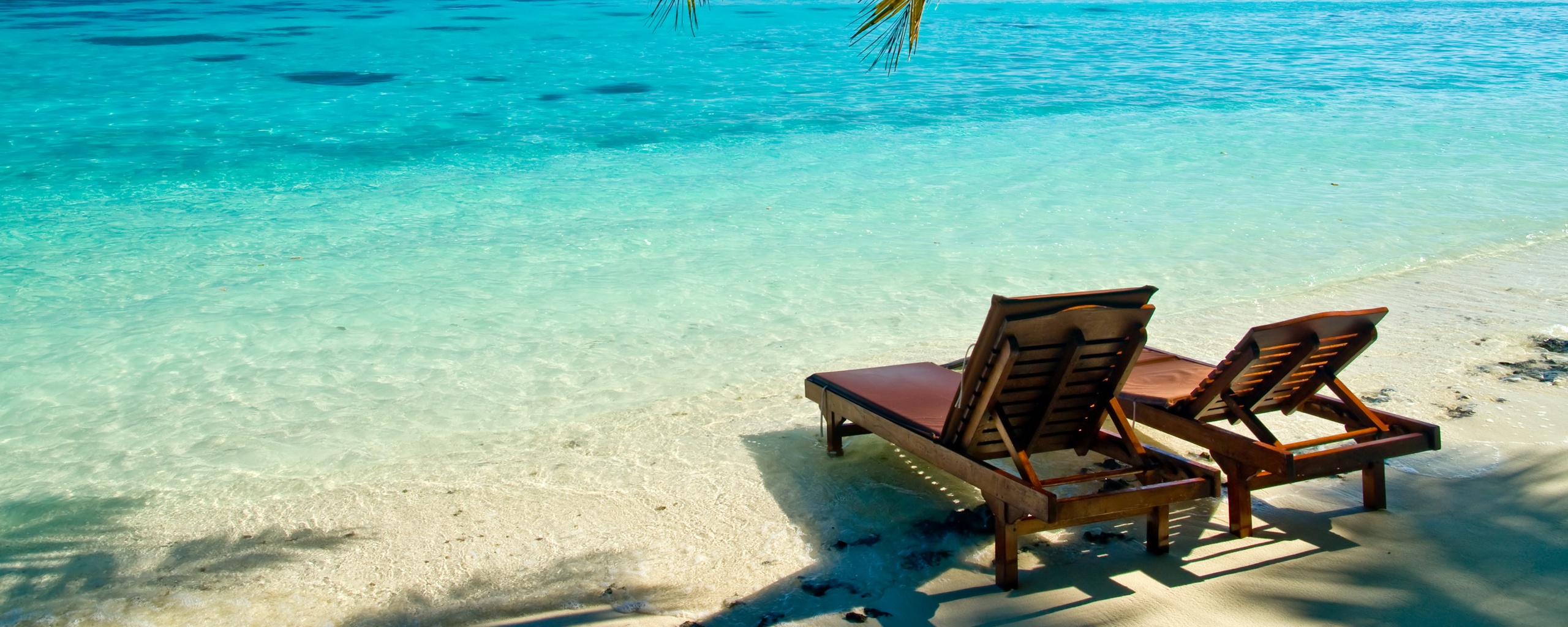 Шезлонги у самой воды обои