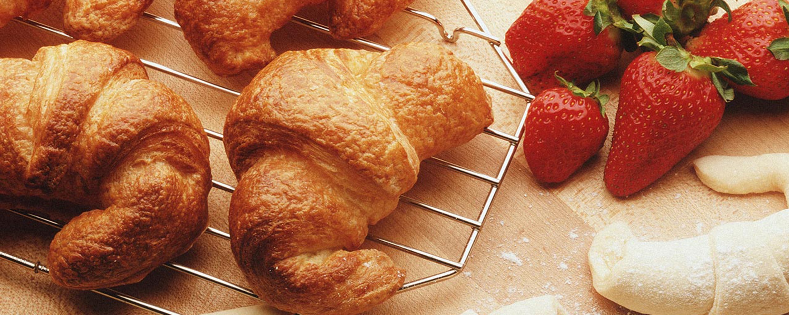 Круассаны с клубникой обои