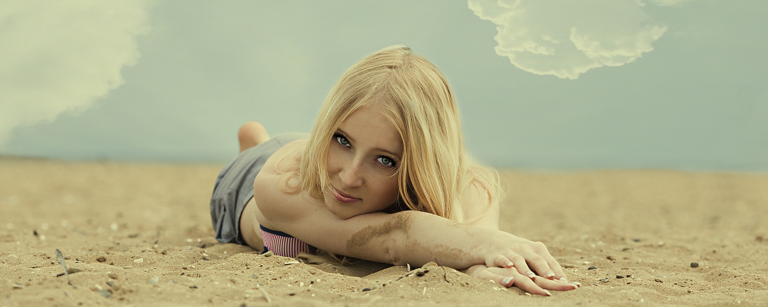 Девушка на песке обои