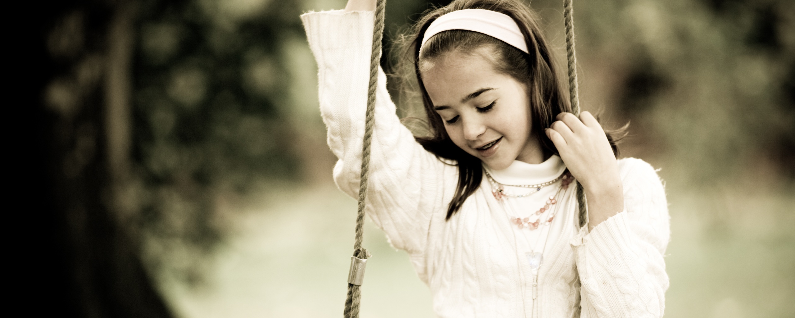 Девочка на качелях обои