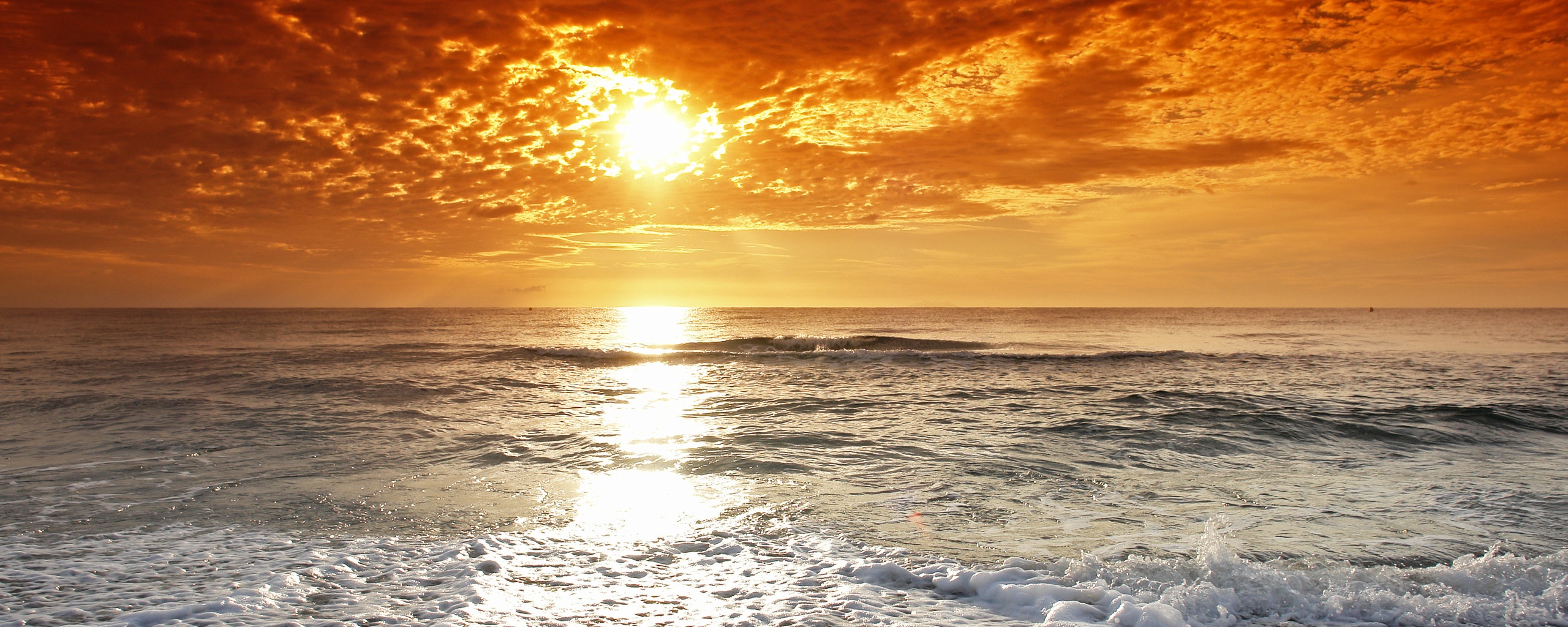 Берег моря в лучах заката обои