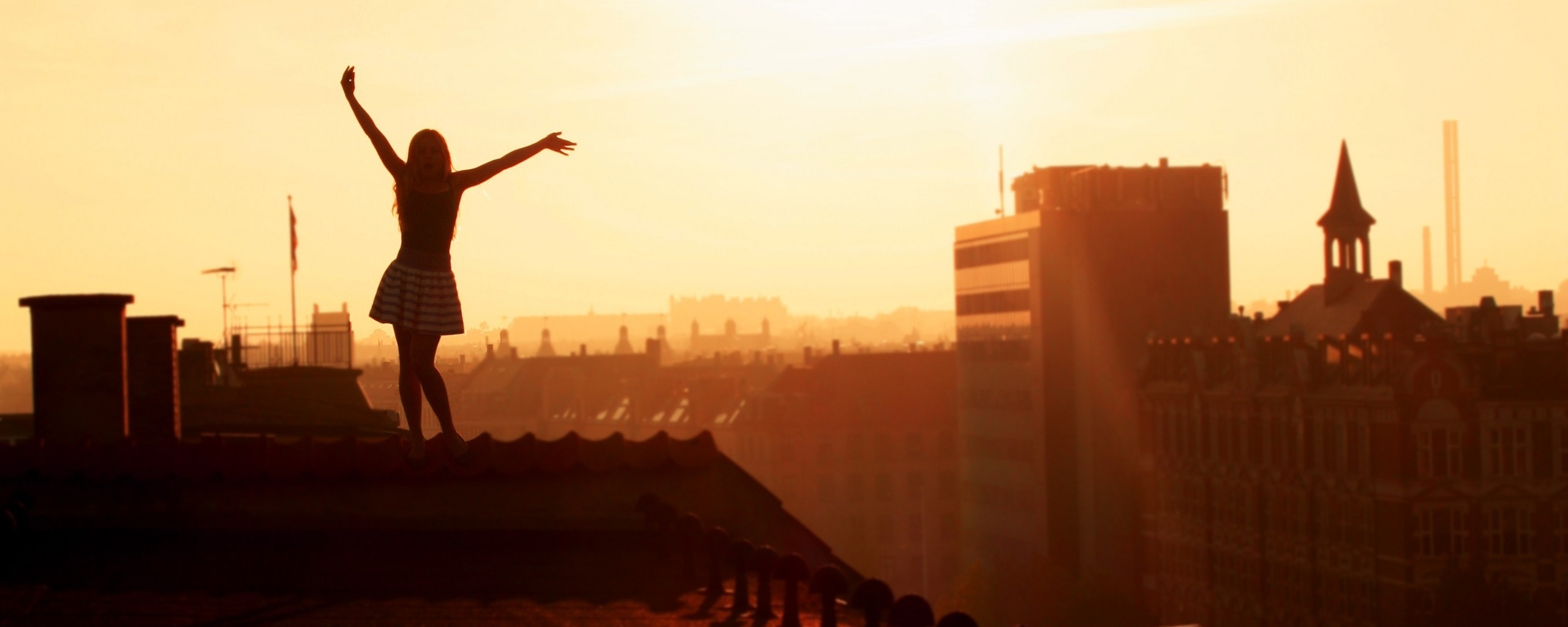 Девушка на крыше обои